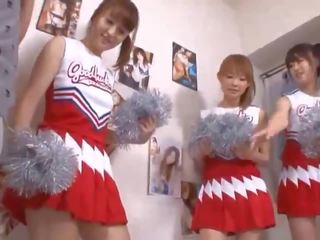 Tiga besar tetek jepang cheerleaders berbagi tusukan