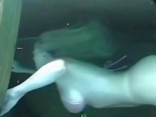 Captivating podwodne bikini młody kobieta