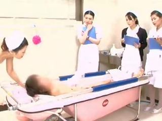 Entrenamiento enfermera demuestra proper bañándose técnica