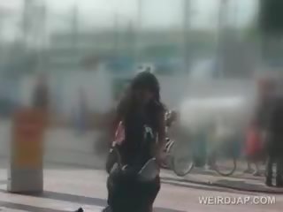 Горещ японки мадама мастурбира с дилдо на тя bike