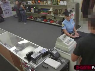 Genit petugas polisi petugas ingin untuk menggadaikan dia barang ujungnya naik di itu kantor