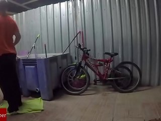 Engrasando লা bicicleta y এল coño ডি লা gorda grabado con cámara oculta gui030