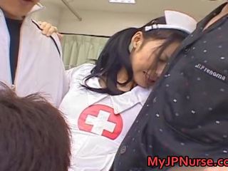 Aino kishi aziatike infermiere expand të saj këmbë
