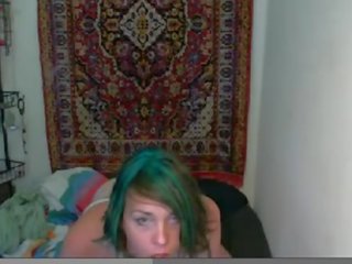 Diri menghisap pada webcam daripada berokok si rambut coklat